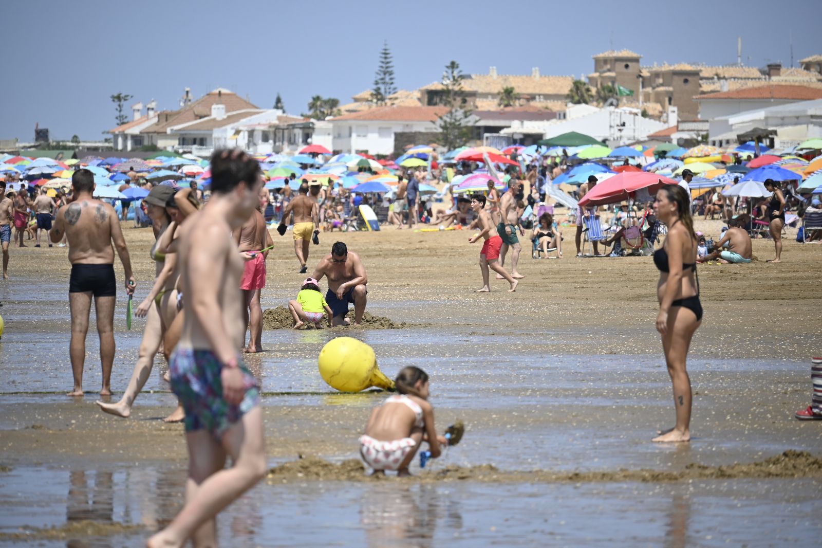 Ambiente en la playas de Huelva este sábado 22 de julio, en imágenes