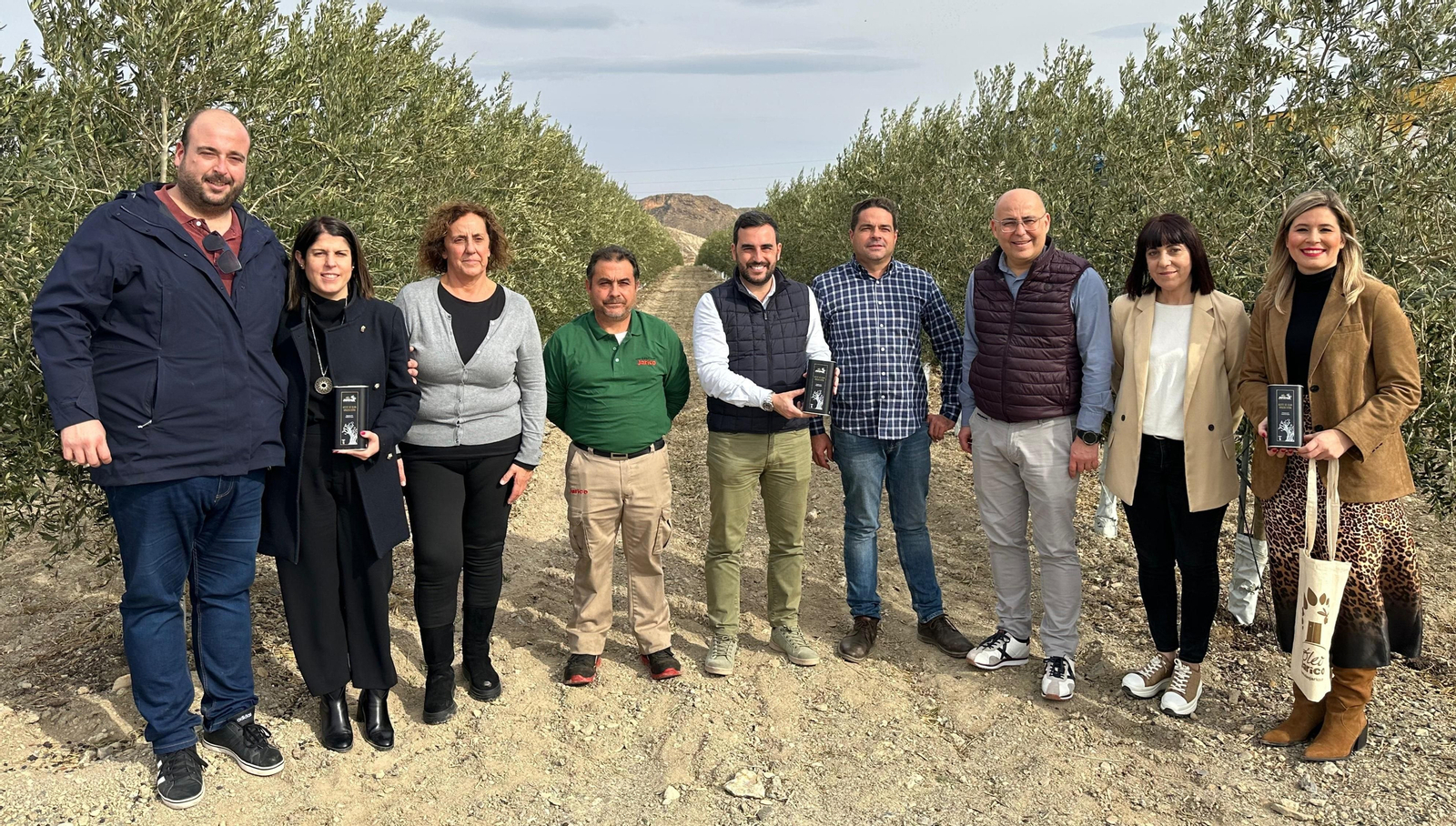 Carlos Sánchez y los representantes del municipio en la visita a Óleo Jarico.