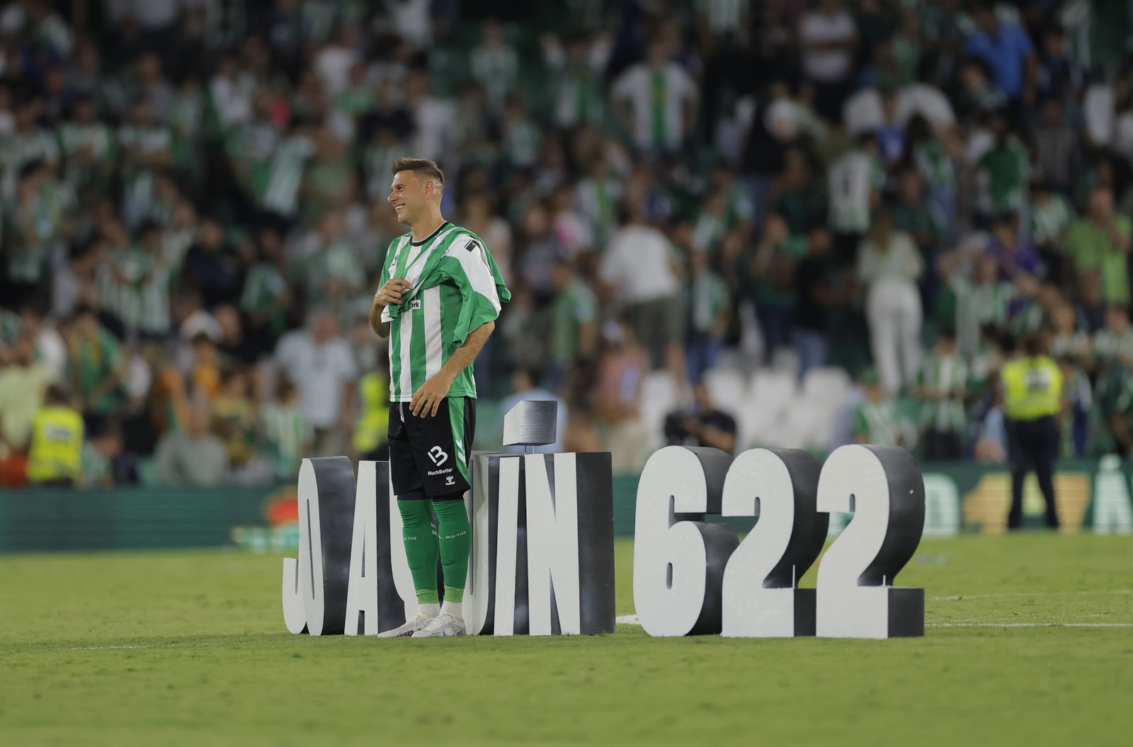 Joaquín sonríe ante el cartel con sus 622 partidos como futbolista de Primera División.