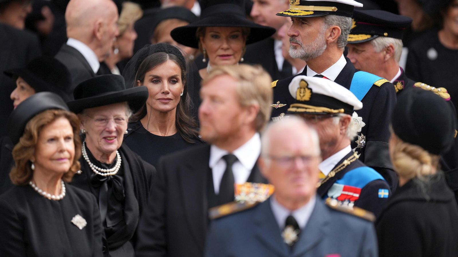 Margarita de Dinamarca, a la izquierda, entre Silvia de Suecia y doña Letizia, en el funeral de este lunes por Isabel II