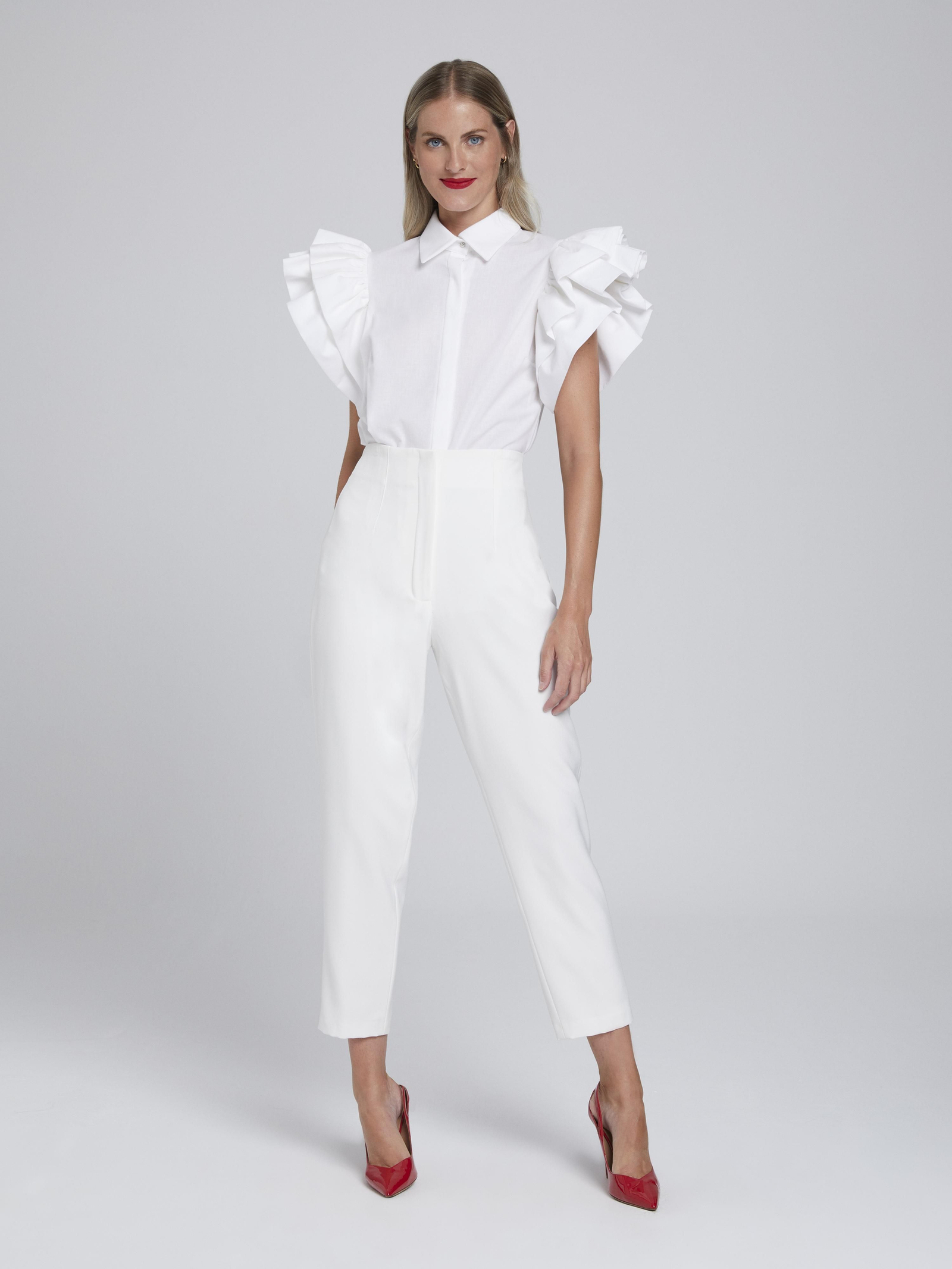Pantalones y blusa con volantes para una novia atrevida según Laura Bernal.