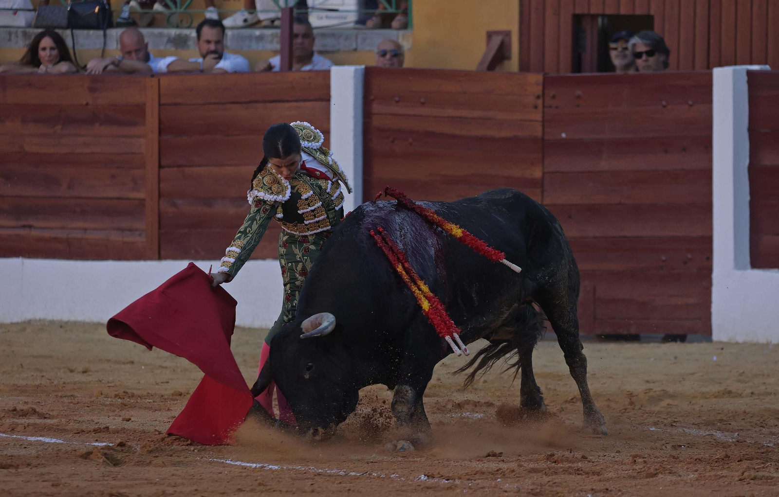 Fotos de la novillada mixta con picadores del sábado de la Feria de La Línea: Ignacio Candelas, Miriam Cabas y Juan Jesús Rodríguez