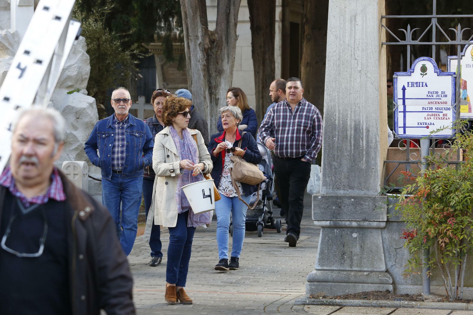 El Día de los Santos en el cementerio de Granadad, en imágenes