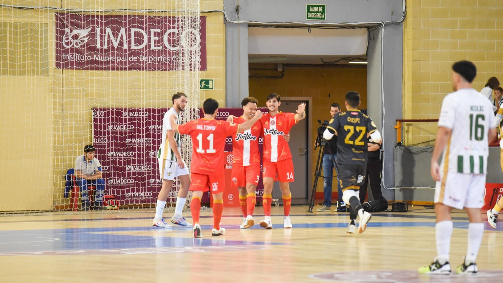 Juninho celebra el 1-4 en presencia de Zequi y Nicolás.