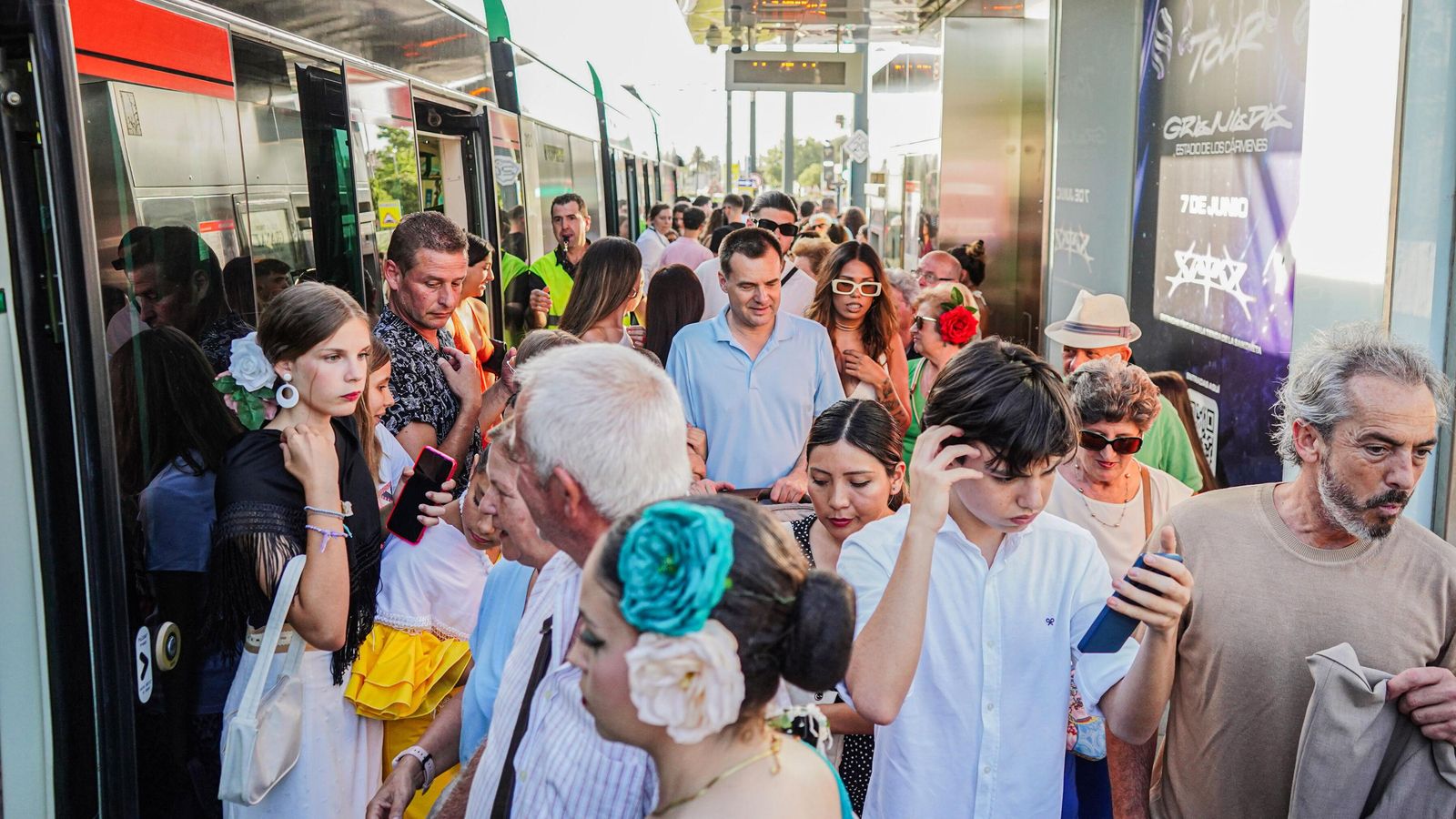 Las paradas del Metro, a tope en busca de un espacio, más con la huelga de autobuses de este viernes