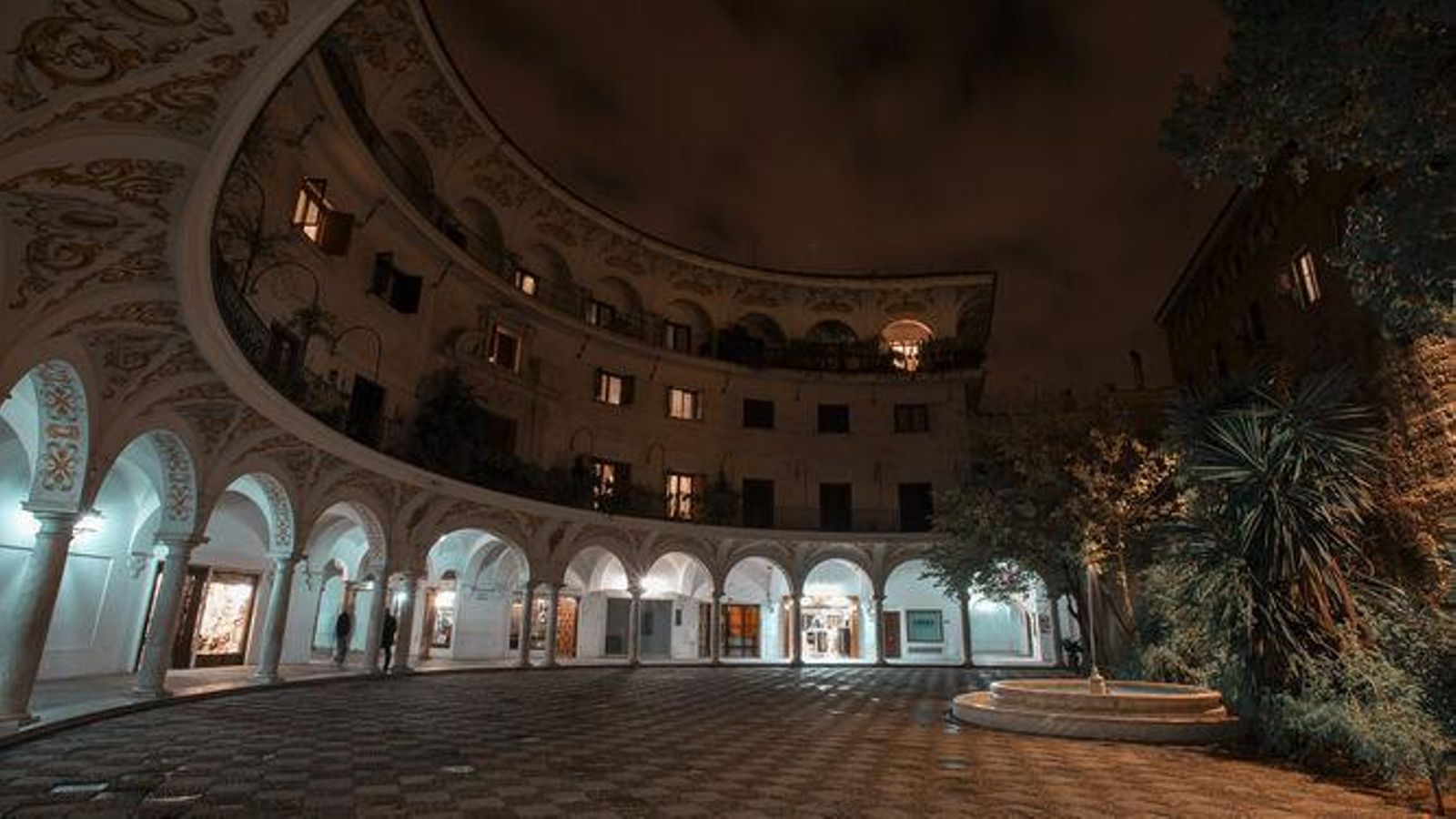 Plaza-Cabildo-iluminada-noche_1416168465_113590810_667x375
