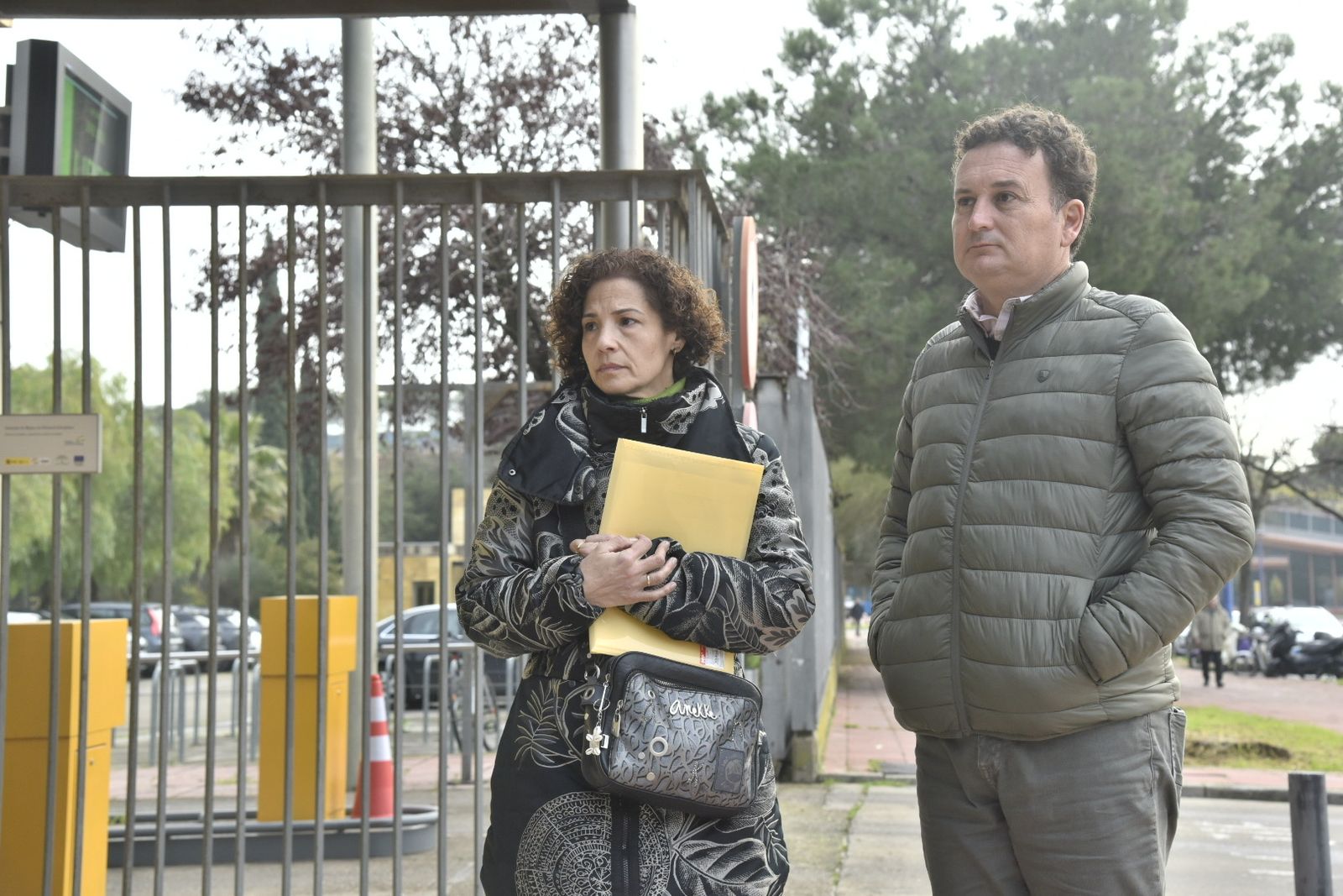 Los padres de Sandra Peña llegan a la Consejería de Educación.