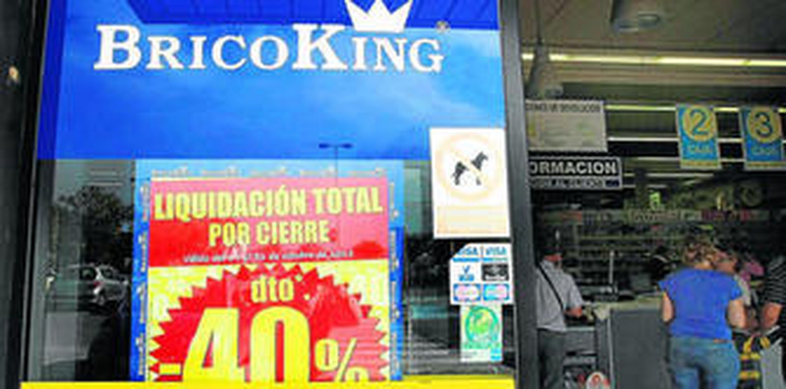Un gran cartel en el centro de Bricoking en El Puerto anuncia la liquidación total por cierre.
