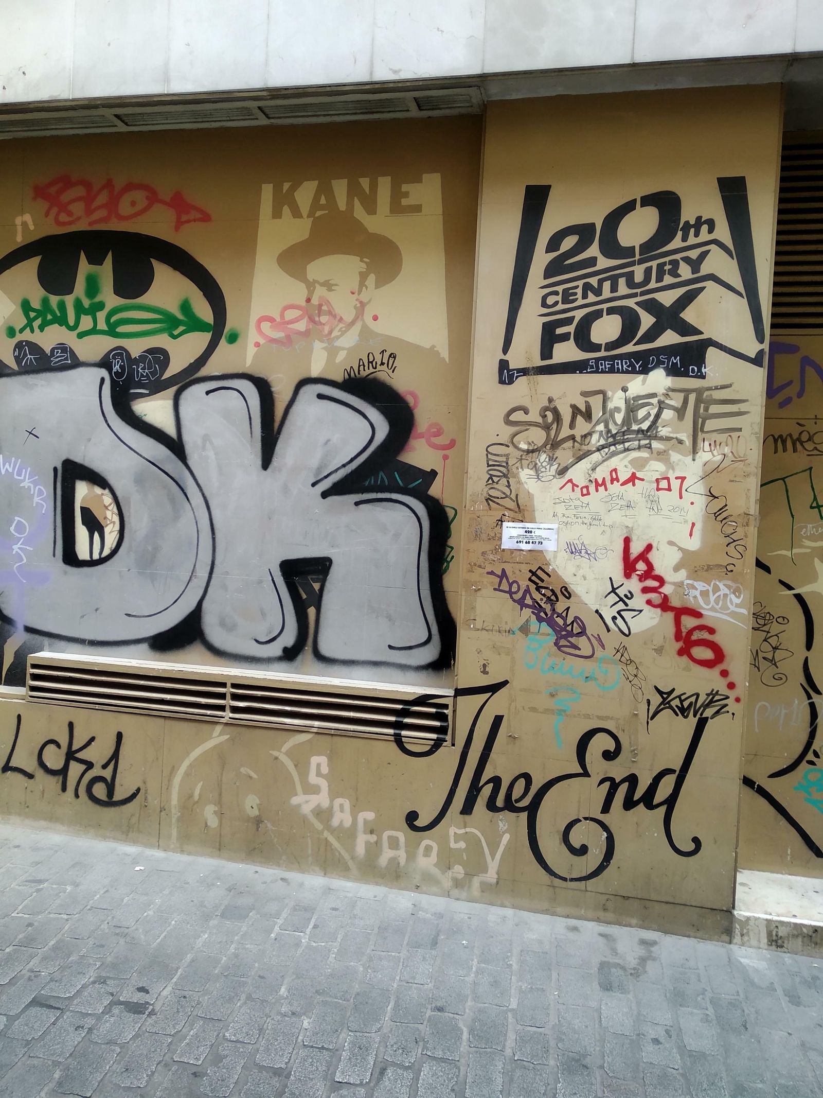 Restos del cartel pintado en la parte trasera del Alameda Multicines.