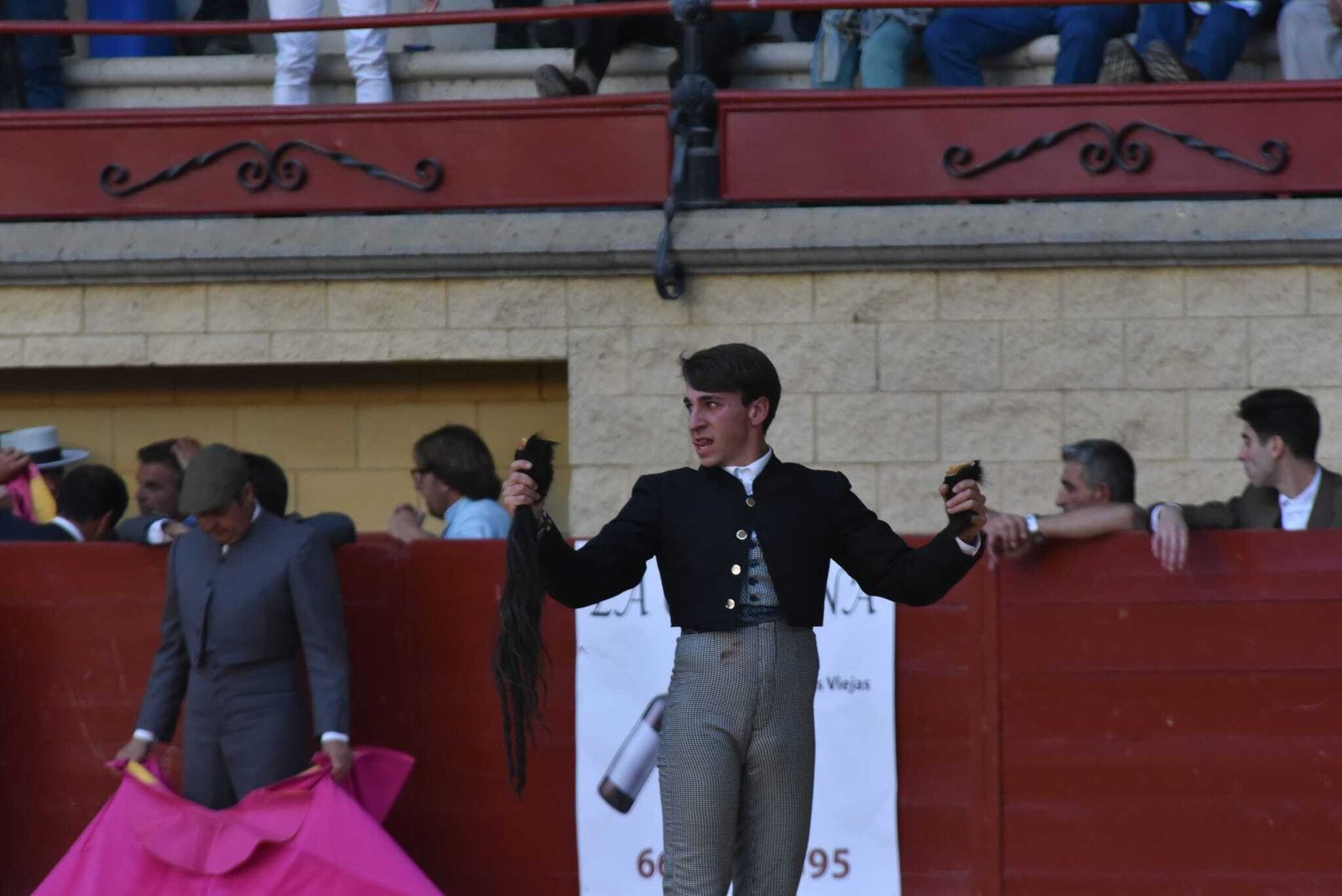 Alejandro Duarte, con sus trofeos en la plaza de La Montera.