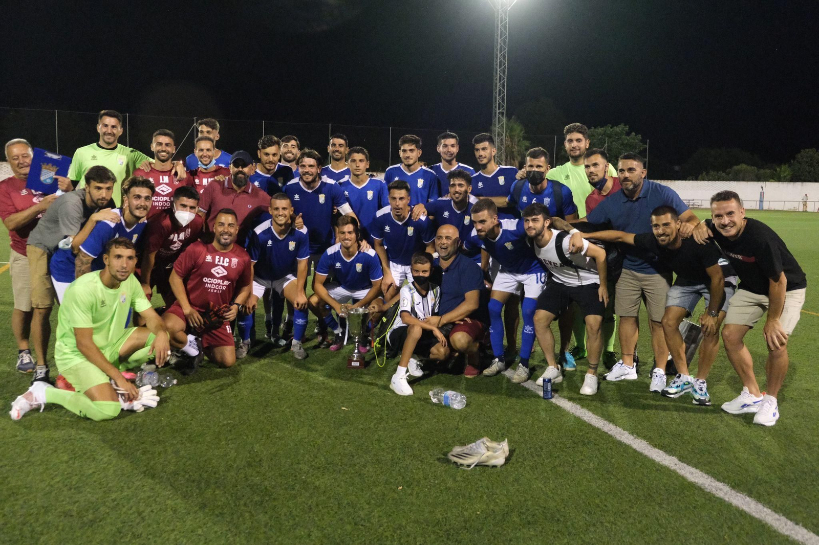 Los jugadores del Xerez CD posan con el trofeo logrado en La Barca.