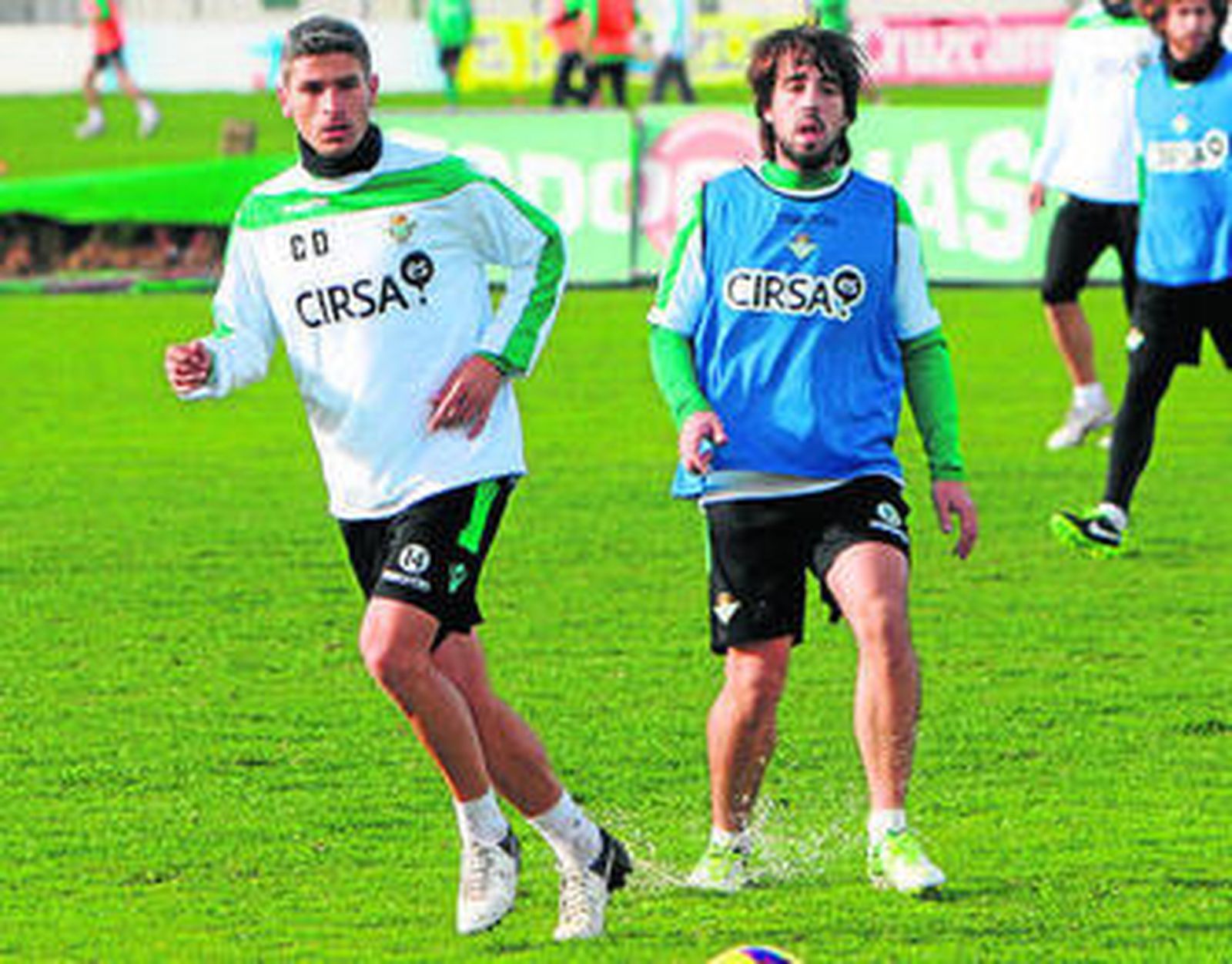 Salva Sevilla, junto a Beñat en un entrenamiento.
