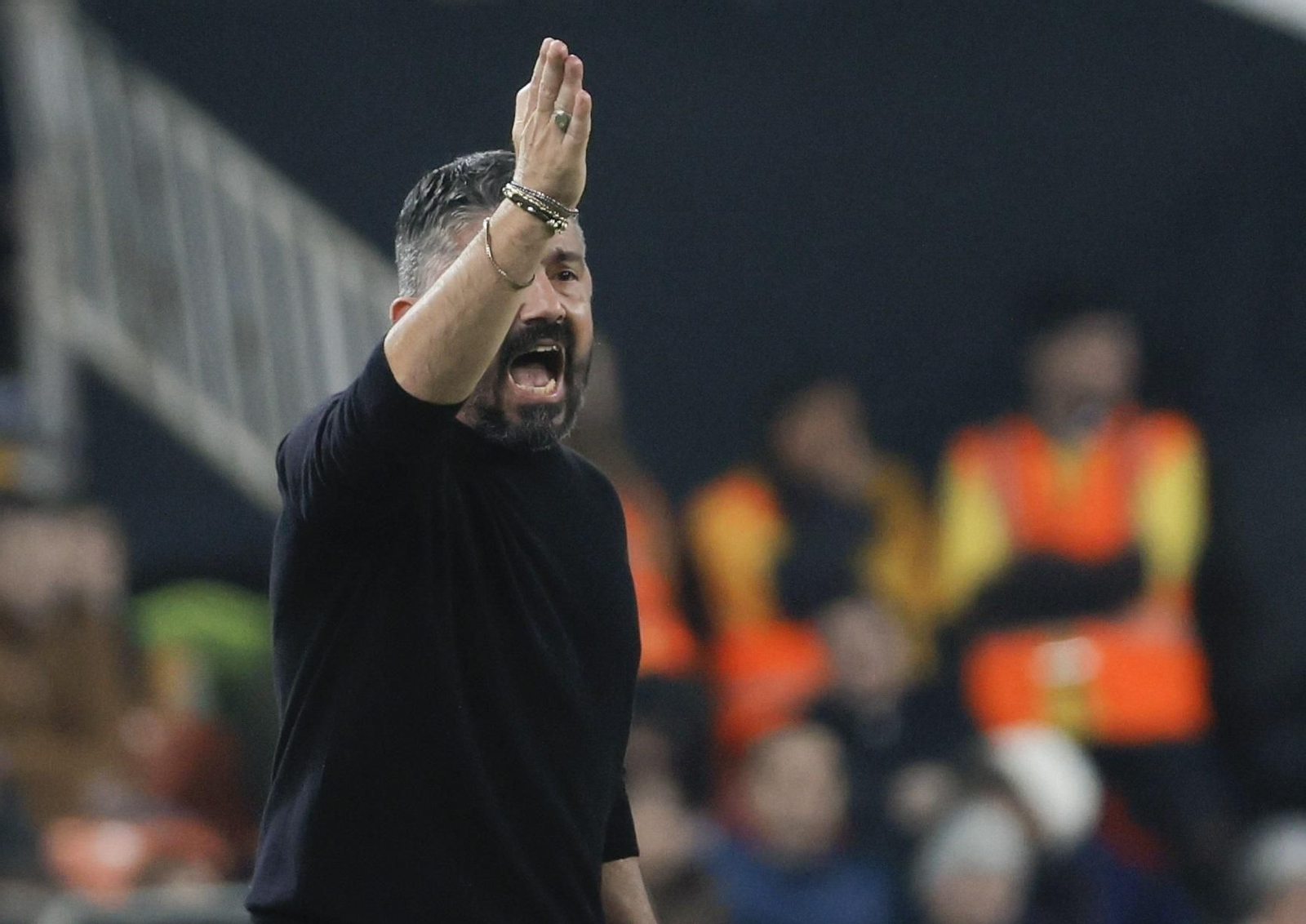 Gattuso alza el brazo derecho para realizar una indicación.