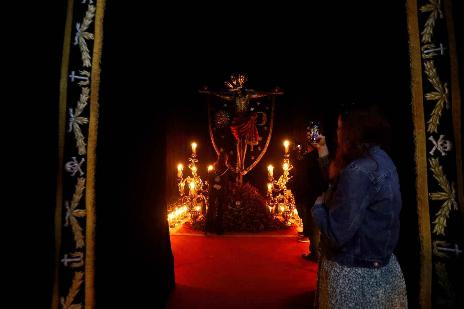 El besapiés al Remedio de Ánimas de San Lorenzo, en imágenes