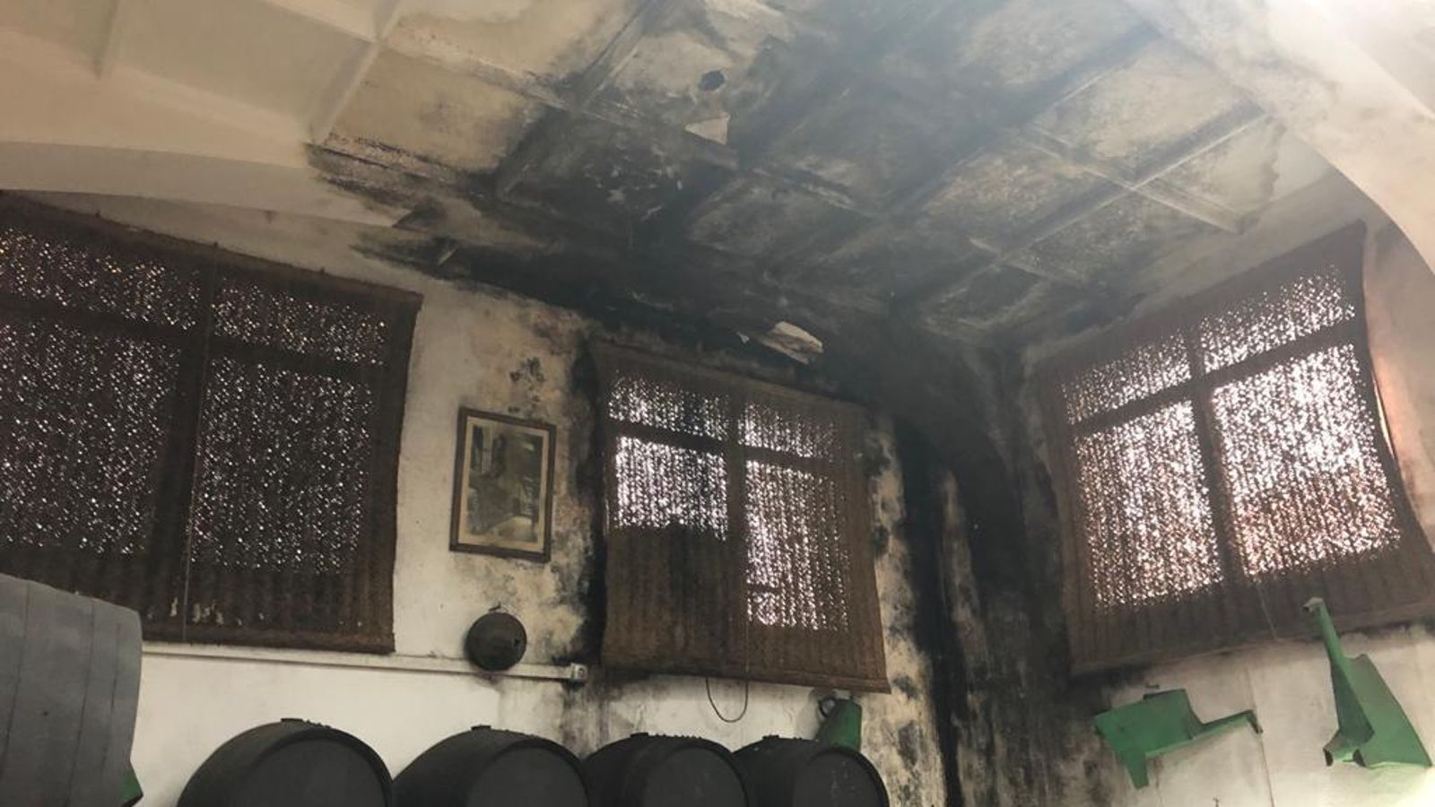 Mancha de humedad en el techo dan muestra del abandono de la bodeguita de los vinos y brandies de Jerez.