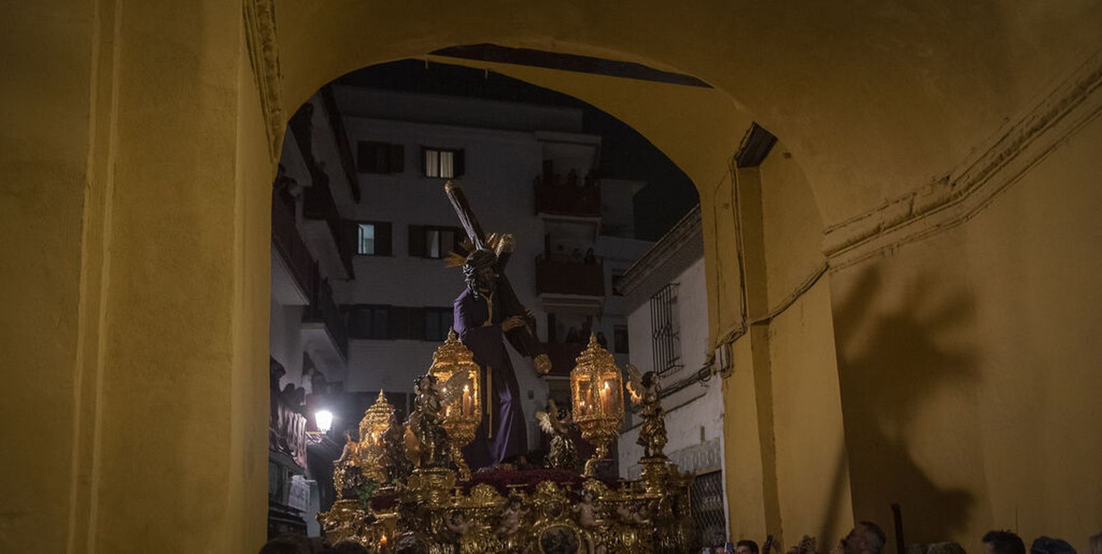 El Gran Poder discurre por el Postigo en su regreso a San Lorenzo