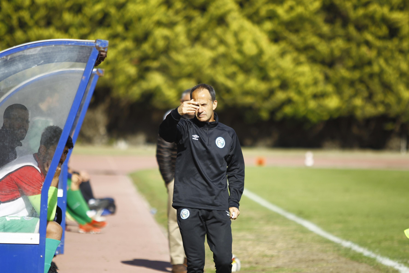 Fran Alcoy, en la banda durante un partido.