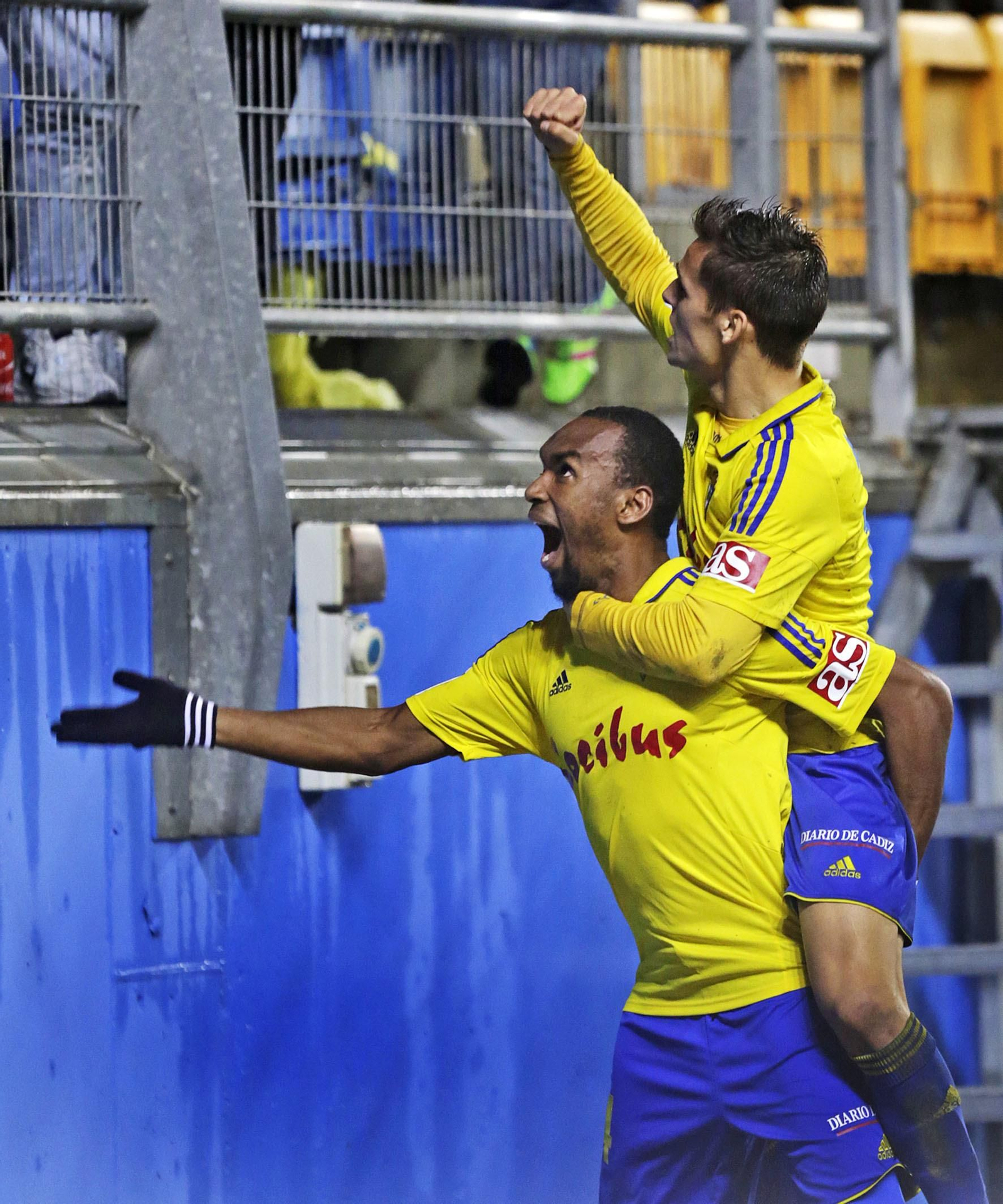 Abdullah celebra su tanto.