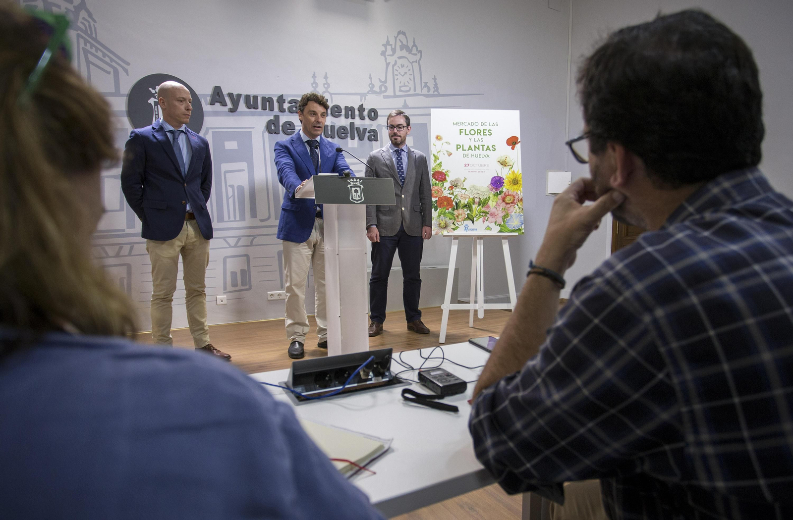 Manuel Montero, director de la tienda Leroy Merlin en Huelva; Jesús Bueno, concejal de Empleo, y  Alberto Carrasco, director del Leroy Merlin de Corrales.