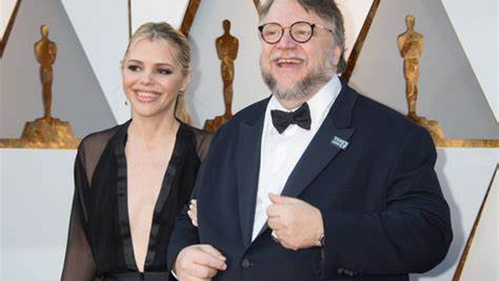 El director Guillermo del Toro y la guionista Kim Norman, en los Oscar de 2018.