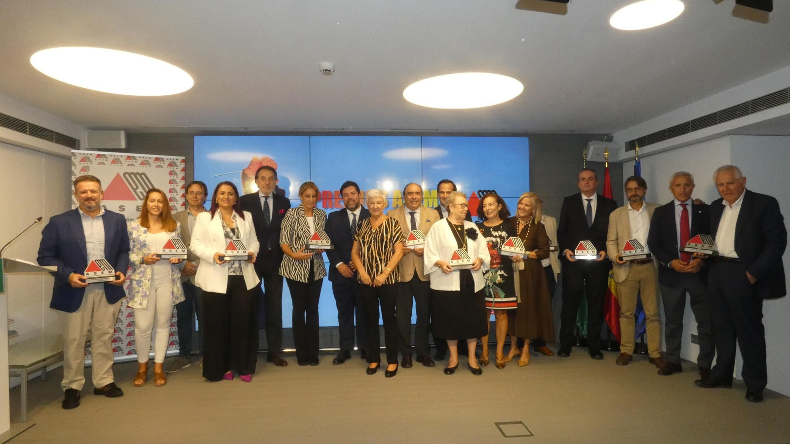 Foto de familia de los galardonados durante el acto celebrado en Sevilla. Foto de familia de los galardonados durante el acto celebrado en Sevilla.