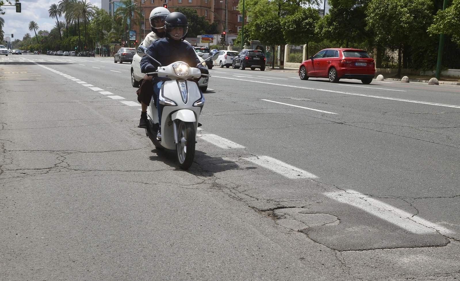Grietas y baches en las avenidas principales