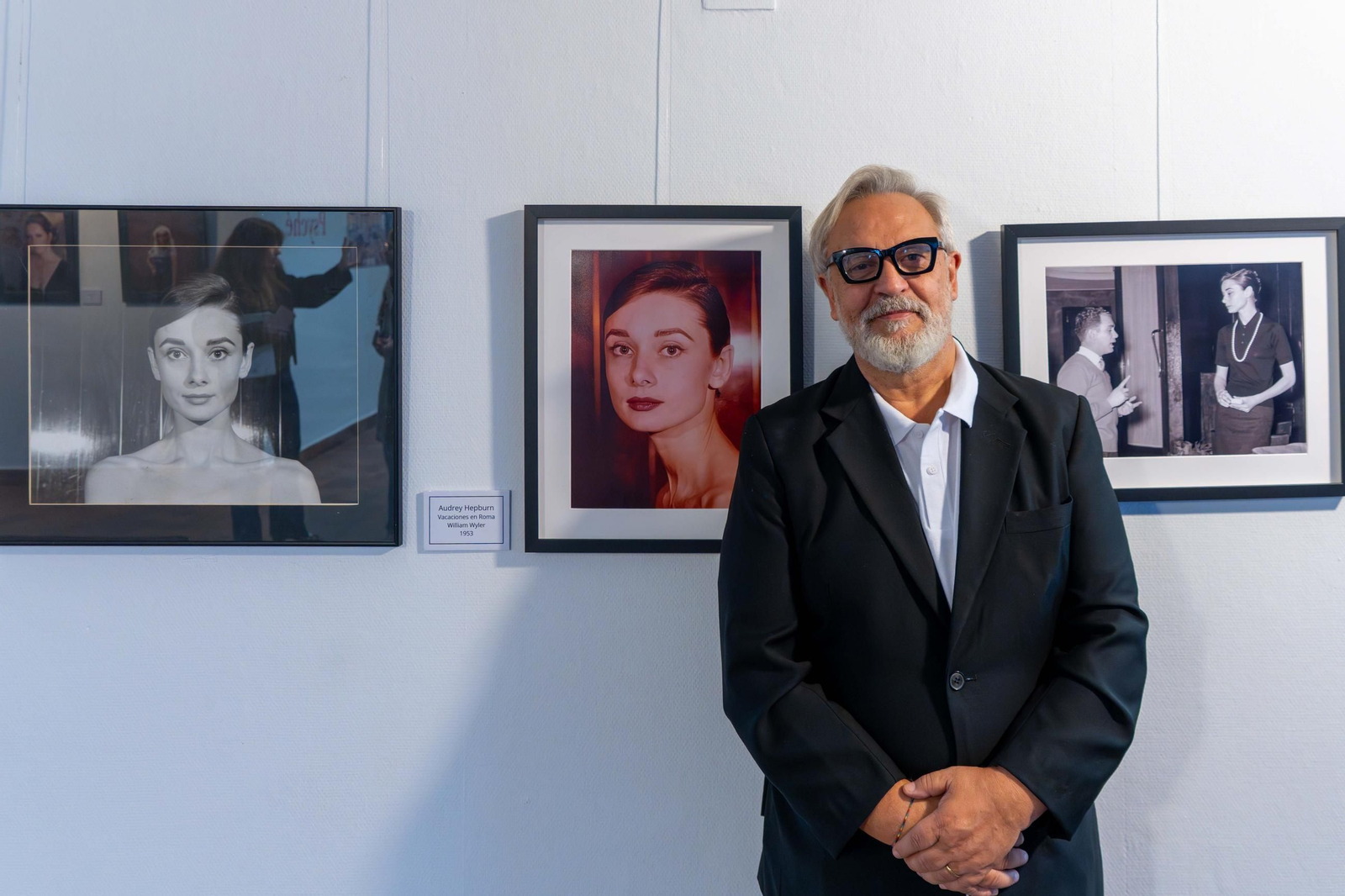 Enrique del Pozo junto a varias de las obras expuestas.