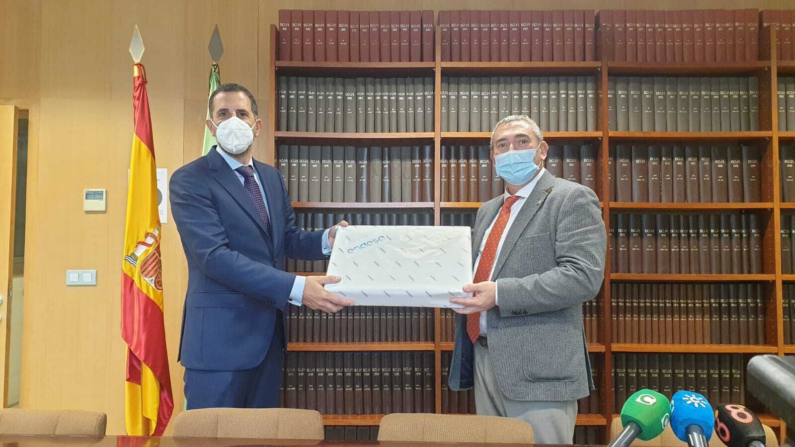 José Antonio Liaño, director de la central de Ciclo Combinado de Endesa en San Roque; y Miguel Andréu, delegado de Educación en Cádiz.