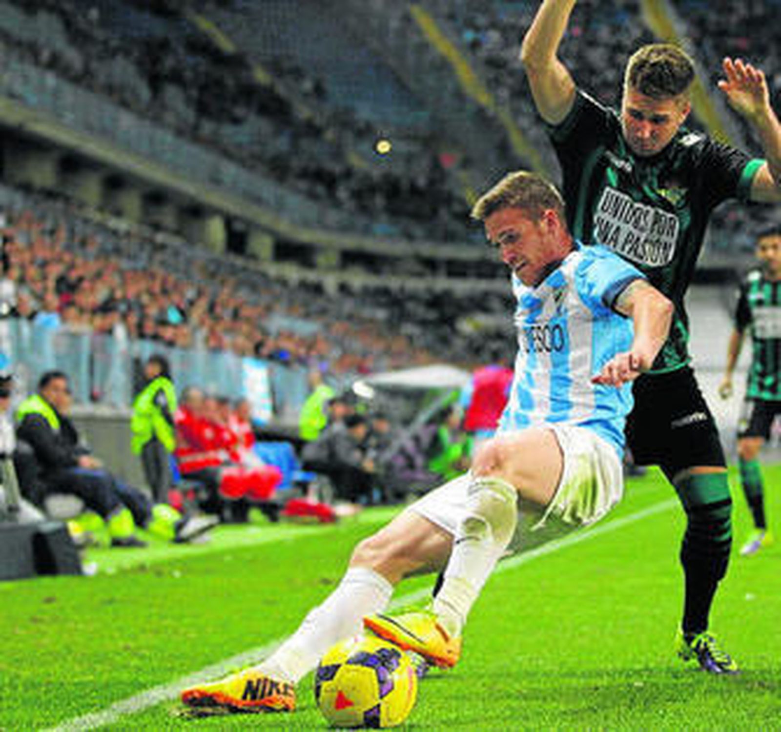 Antunes defiende un balón durante un partido del año pasado.