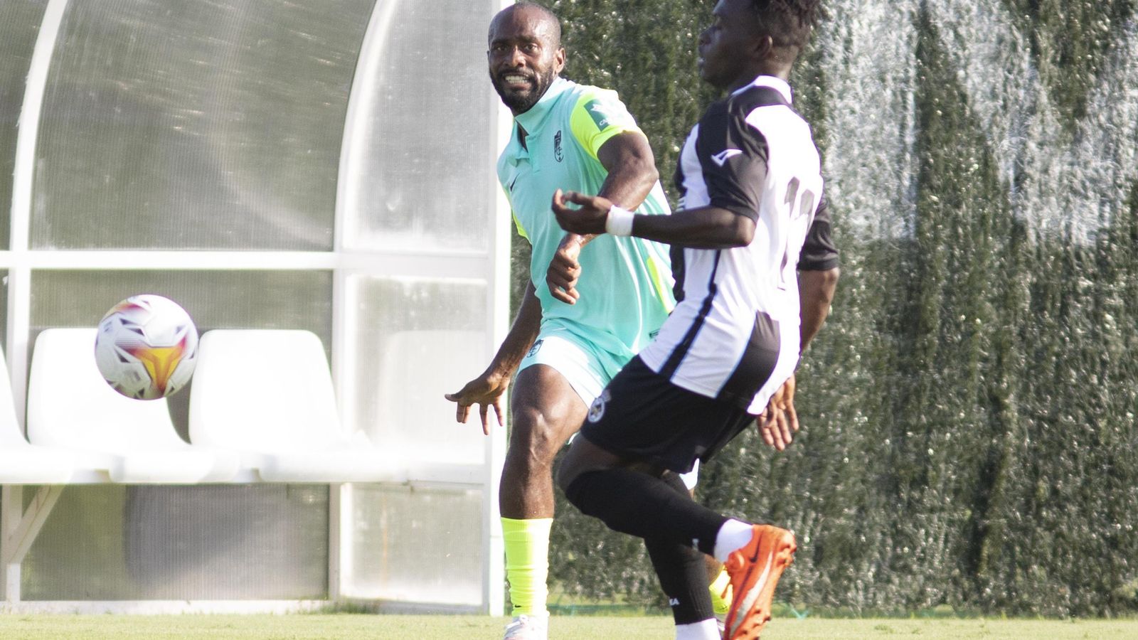 Foulquier centra ante un jugador del Linense