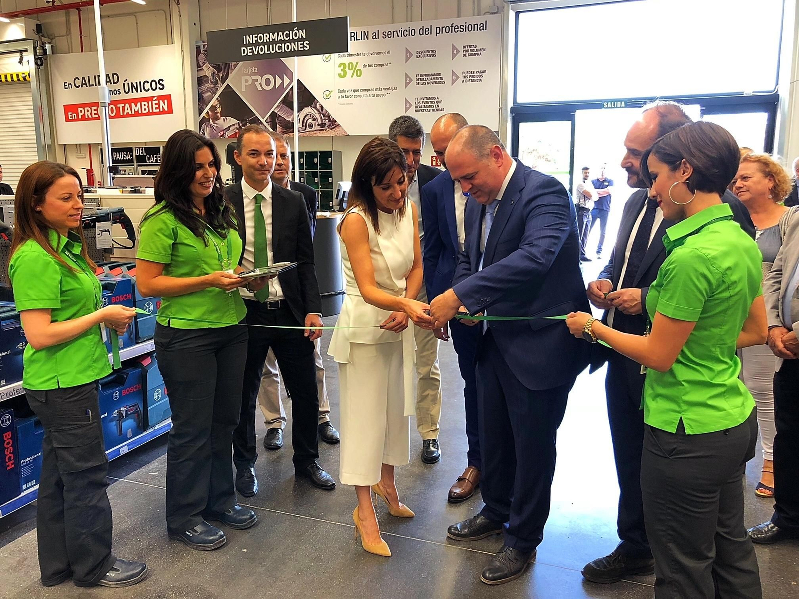 Inmaculada Pérez y Jorge Romero cortan la cinta de la nueva tienda.