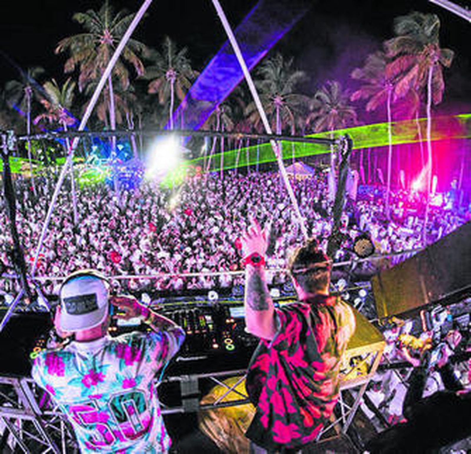Dani Martín, Malú y Bosé, con sus fans en la alfombra verde.
