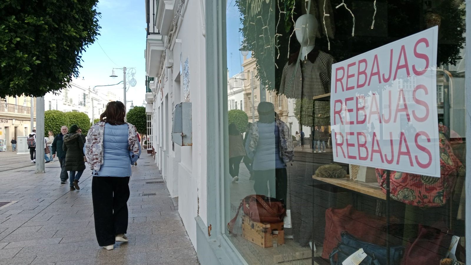 Tiendas del centro en San Fernando, en la primera jornada de rebajas.