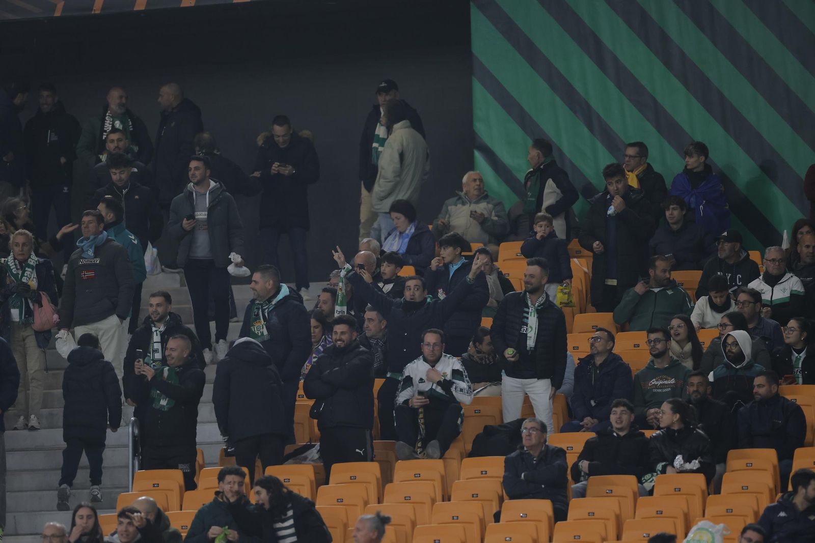 Búscate en las fotos del Betis - Utrecht