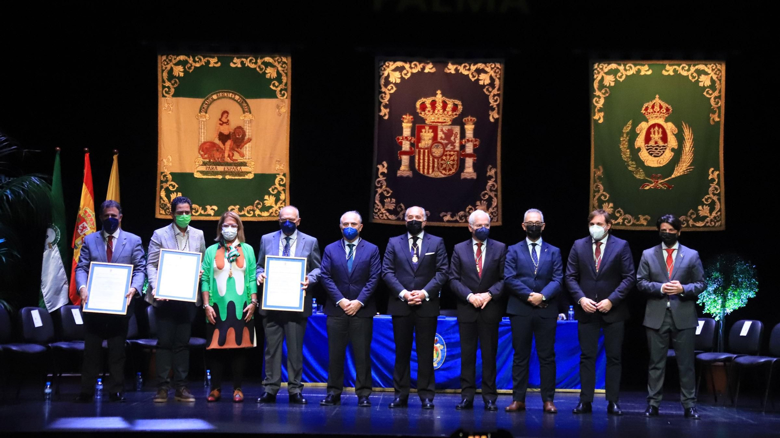 Foto de familia de los galardonados con las Medallas de la Palma.