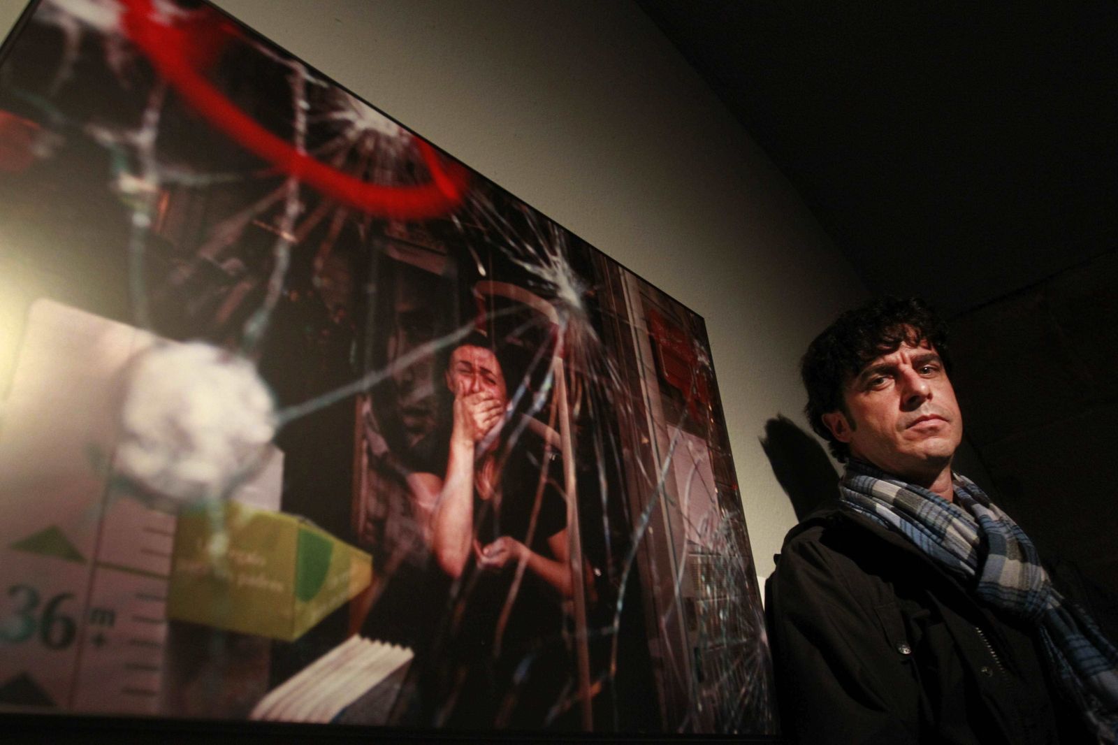 Emilio Morenatti, ante una de sus fotografías.