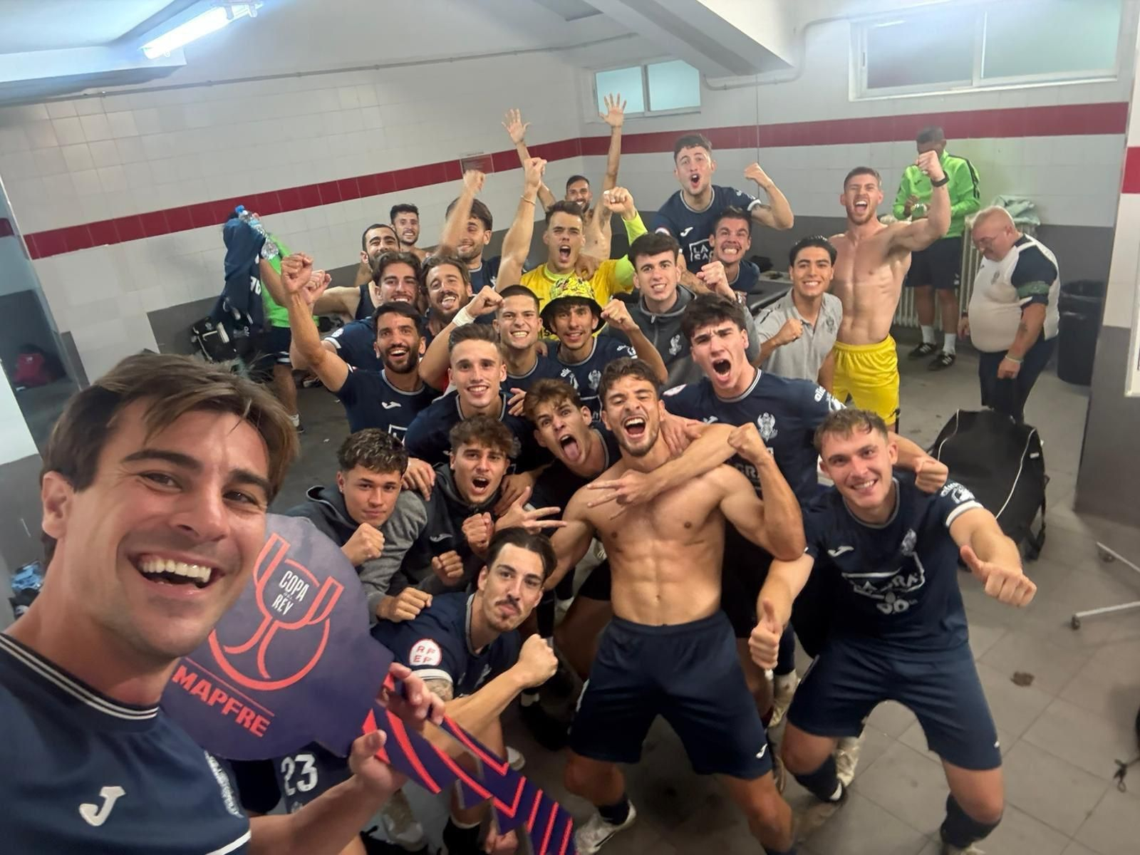 Los futbolistas del Toledo celebran su clasificación para la primera ronda de la Copa.