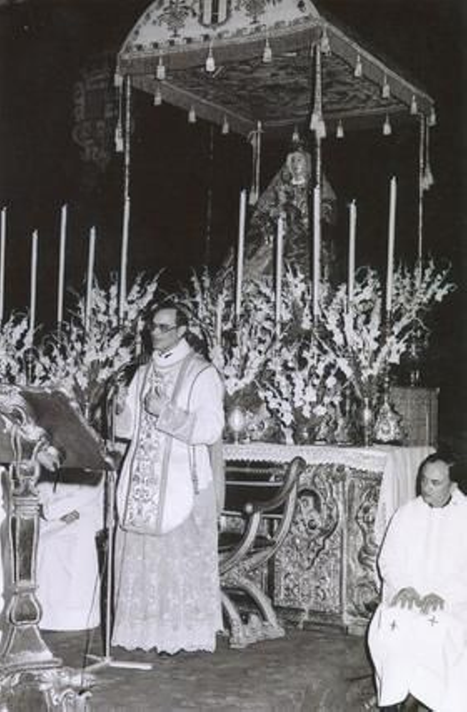 La primera novena. Año 1982. El arzobispo Amigo Vallejo, recién llegado a Sevilla, predica su primera novena. A su lado, el canónigo Antonio Granado, que ejerció como su secretario durante un tiempo.

Foto: Jesus Martin Cartaya