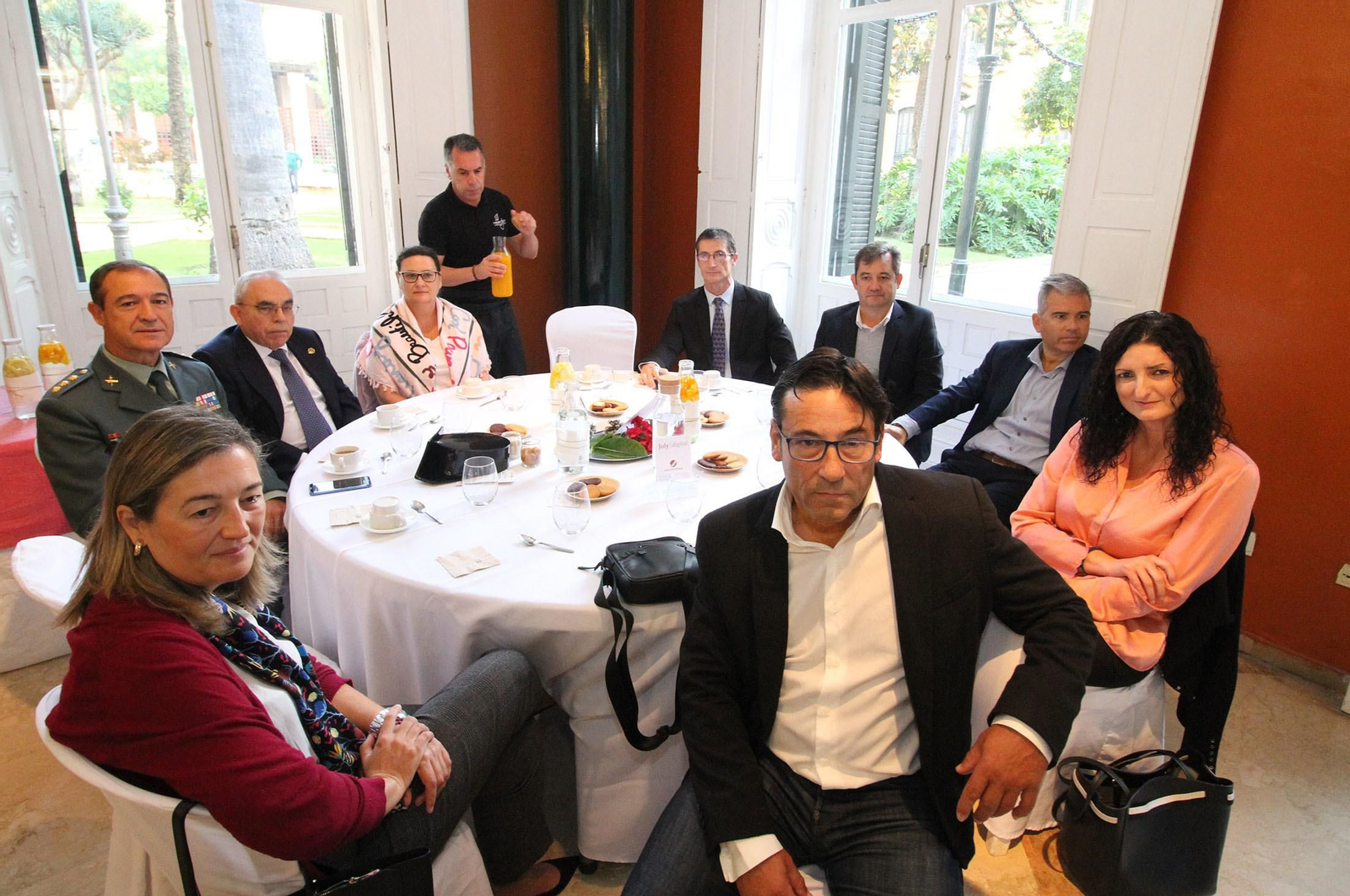 Imágenes de la conferencia y desayuno-coloquio de Gabriel Cruz, alcalde de Huelva