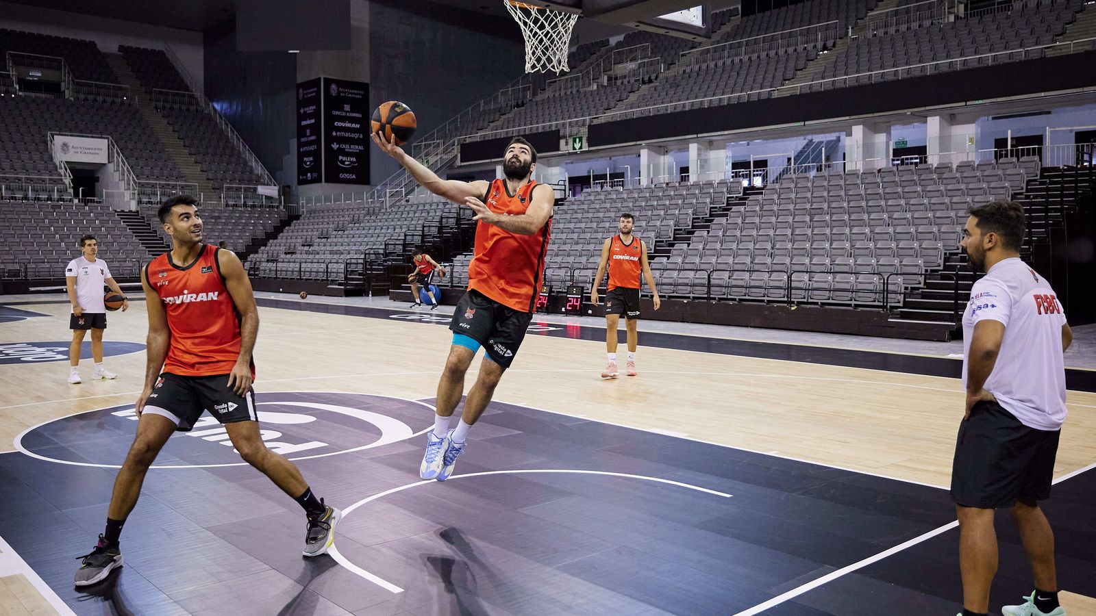 Maye entra a canasta en el Palacio de Deportes.
