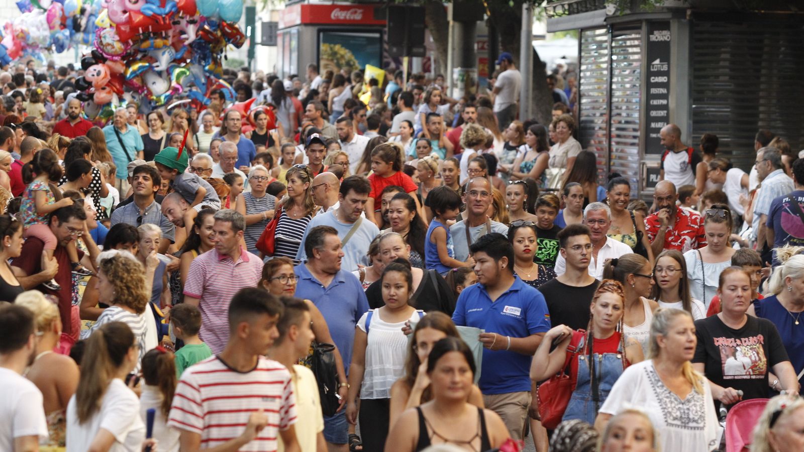 Numerosas familias y niños pudieron acercarse hasta los Gigantes y Cabezudos siguiendo el desfile.