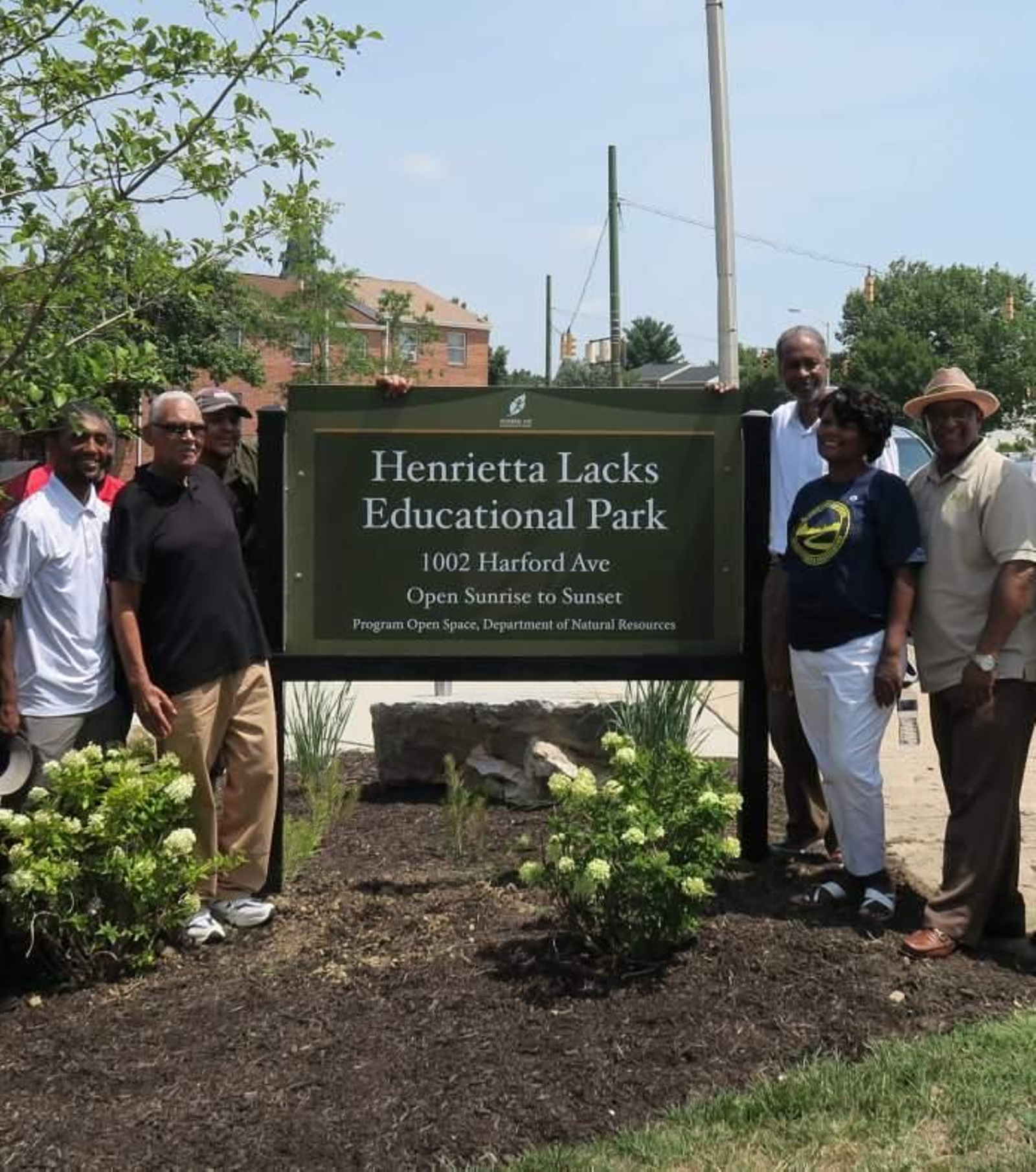 Familiares de Henrietta, en un parque con su nombre