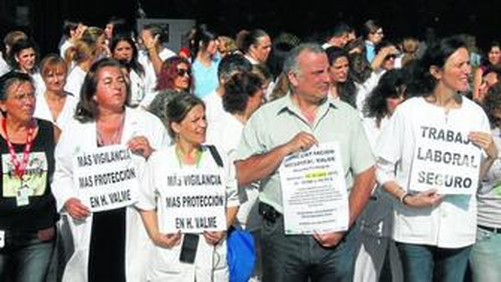 Residentes de Valme muestran carteles pidiendo más vigilancia para las inmediaciones del hospital