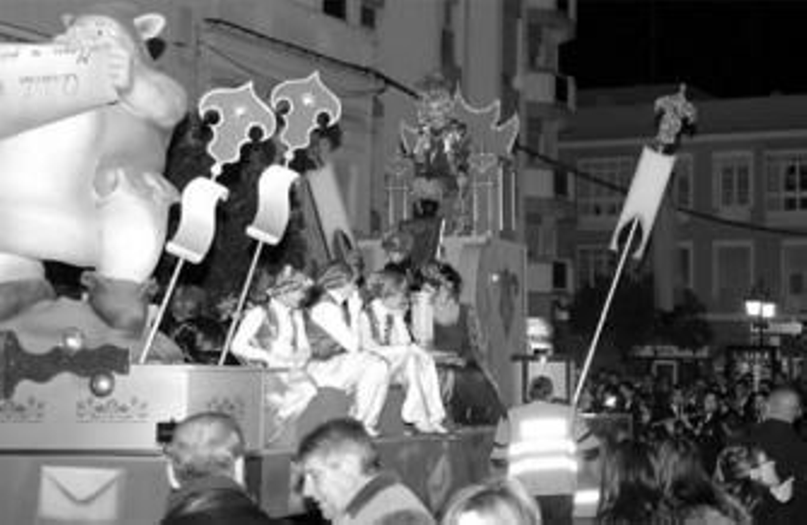 El Heraldo Real recorre la ciudad en una carroza para recoger las cartas de los Reyes Magos.