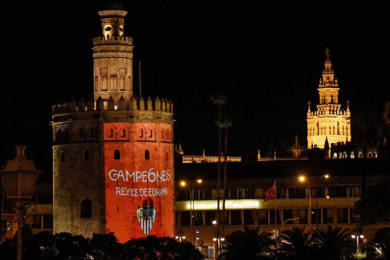 Proyección sobre la Torre del Oro, al fondo la Giralda.