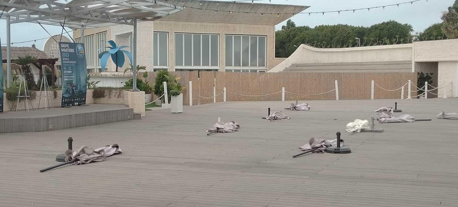 La terraza del Hotel Puerto Sherry, despejada ante la alerta meteorológica.