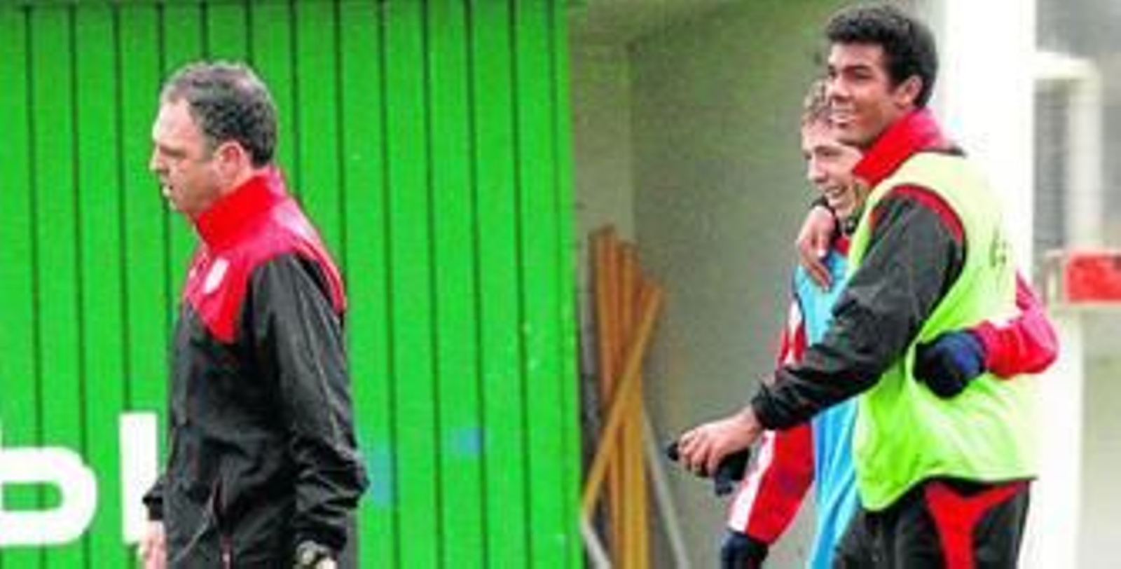 Los jóvenes Ramalho y Muniain bromean detrás de Joaquín Caparrós.