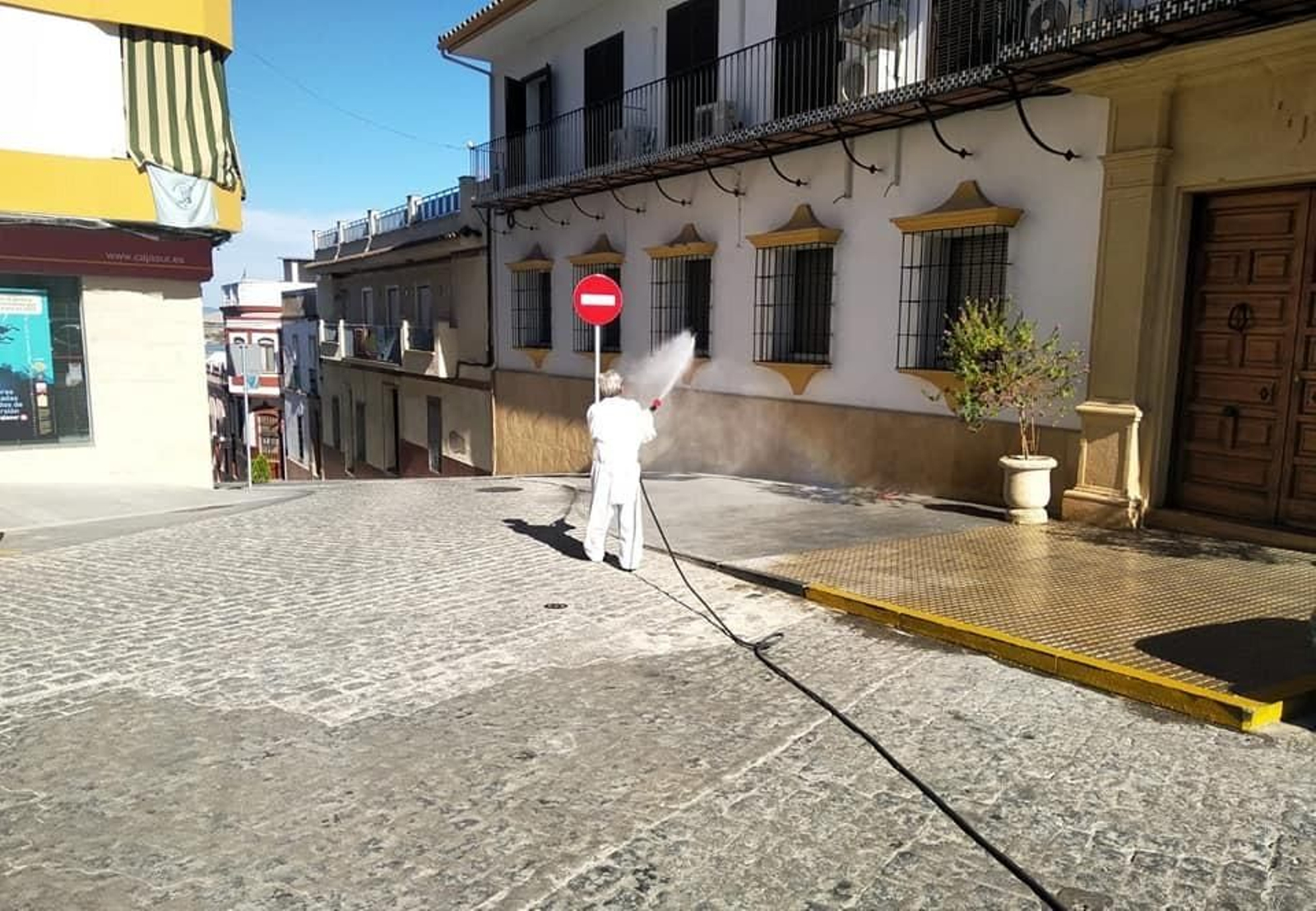 Desinfección de espacios públicos en El Carpio.