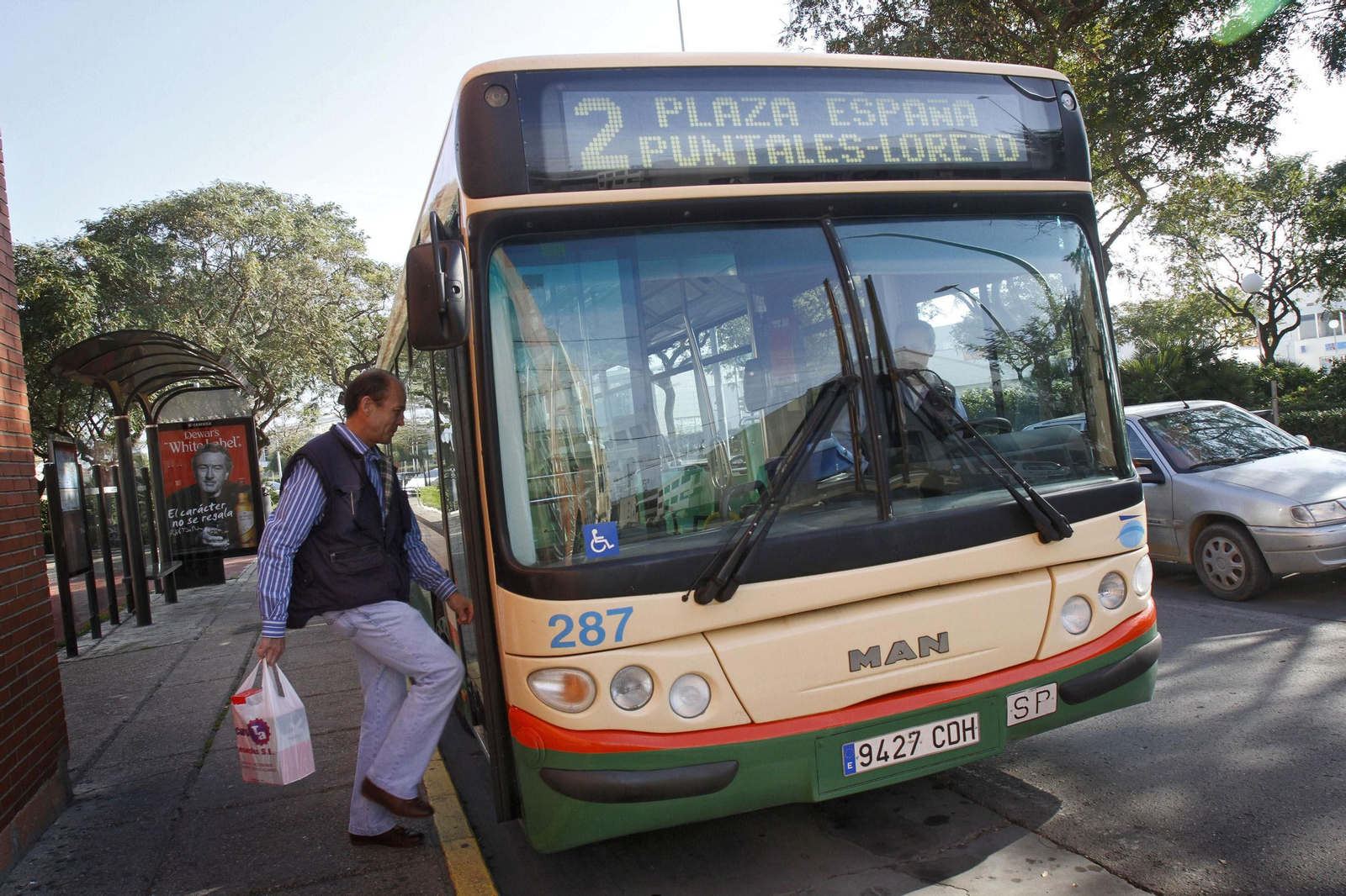 Un usuario de autobuses accede a la línea 2.