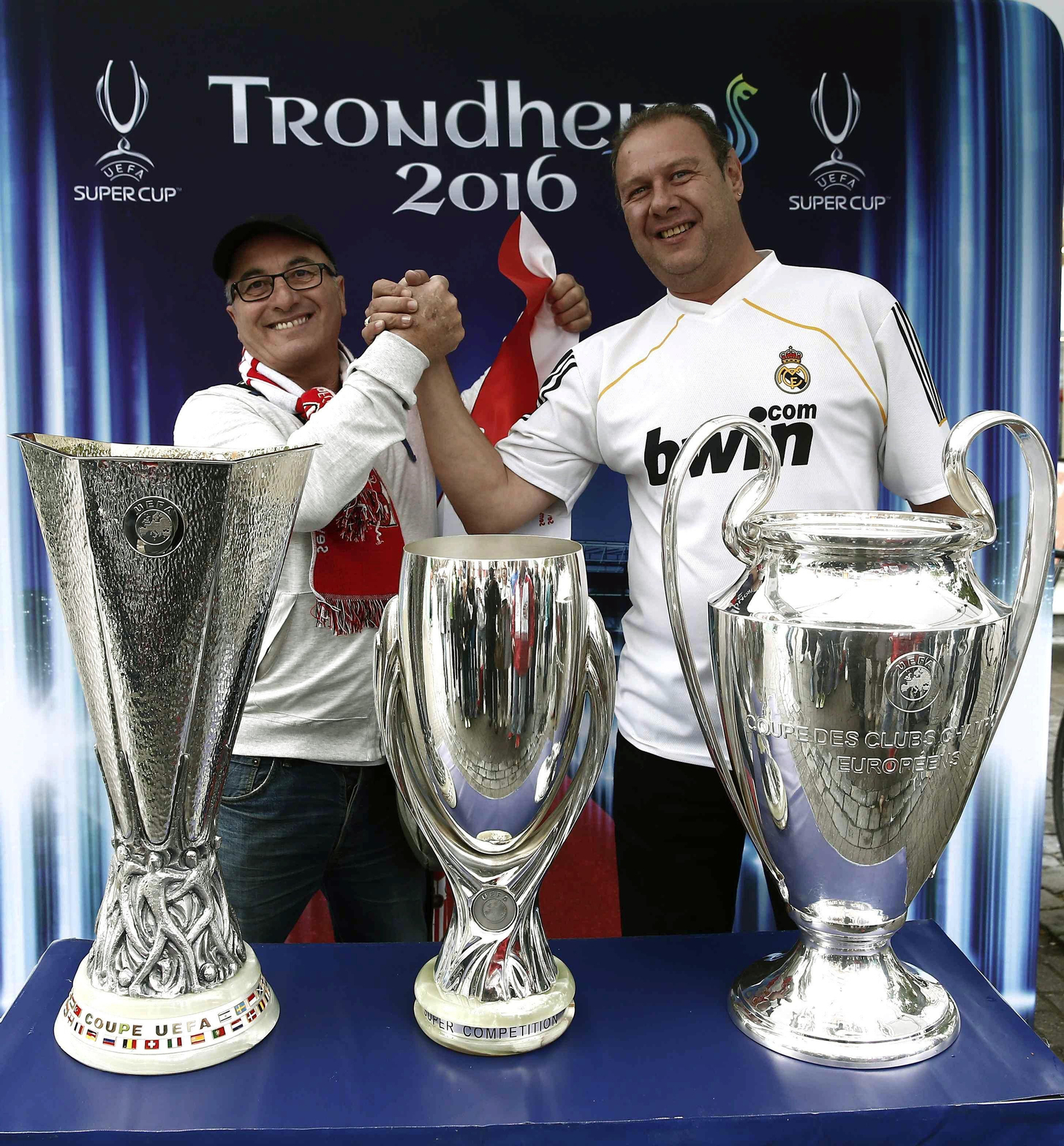 Los trofeos de la Europa League, la Supercopa y la Copa de Europa.